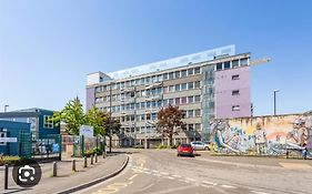 Trendy, Urban Open Plan Apartment