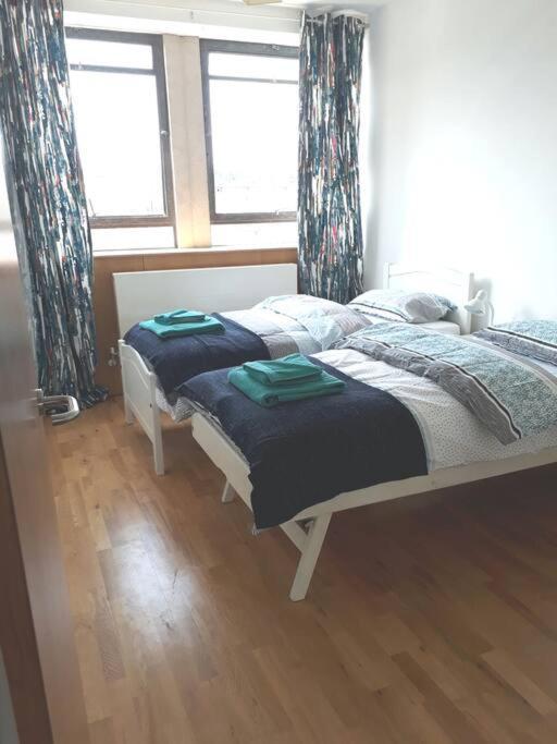 Trendy, Urban Open Plan Apartment Bristol Exterior foto